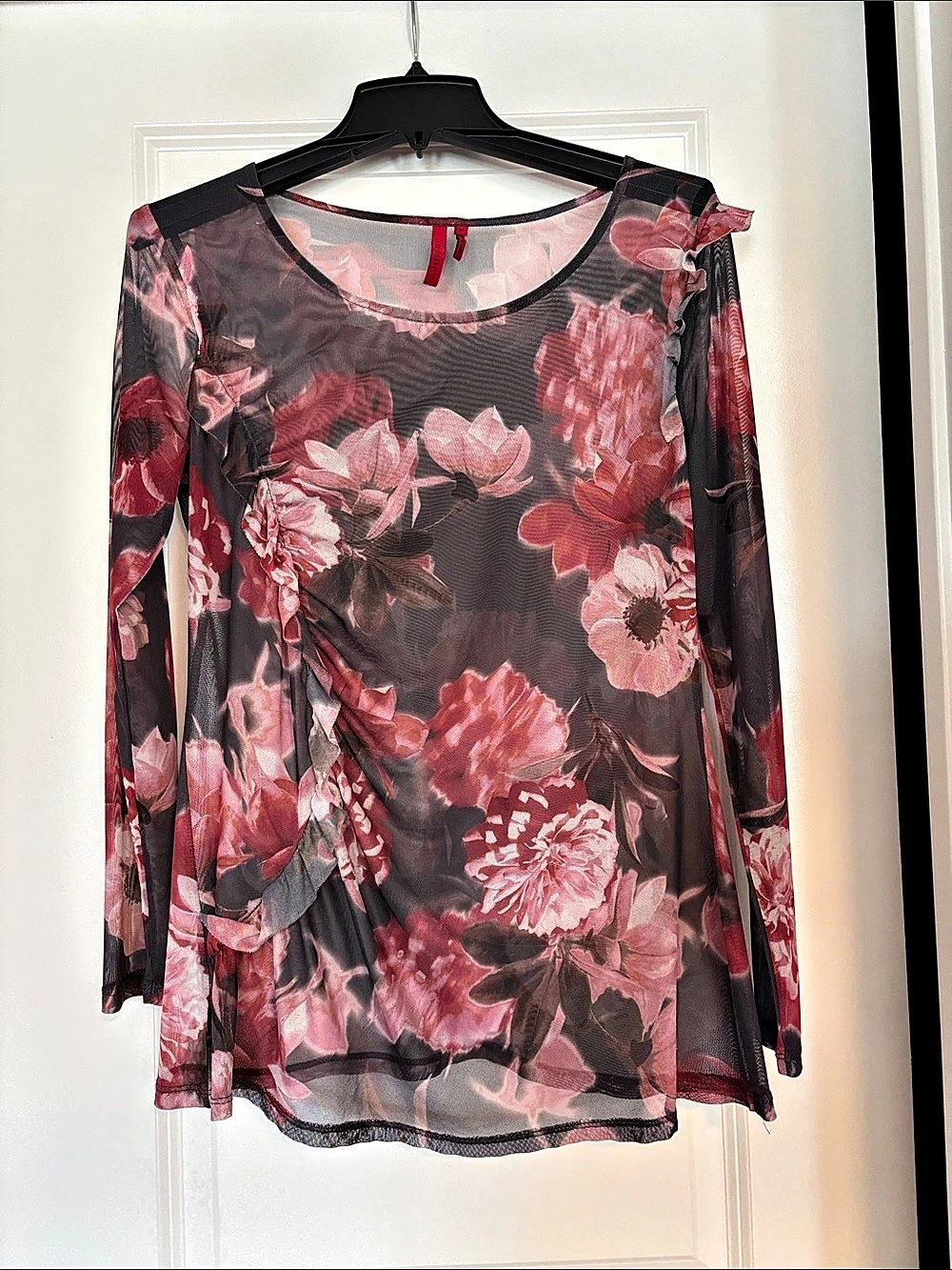 Love Scarlet Floral Long Sleeve Blouse in Black & Pink Size Medium
